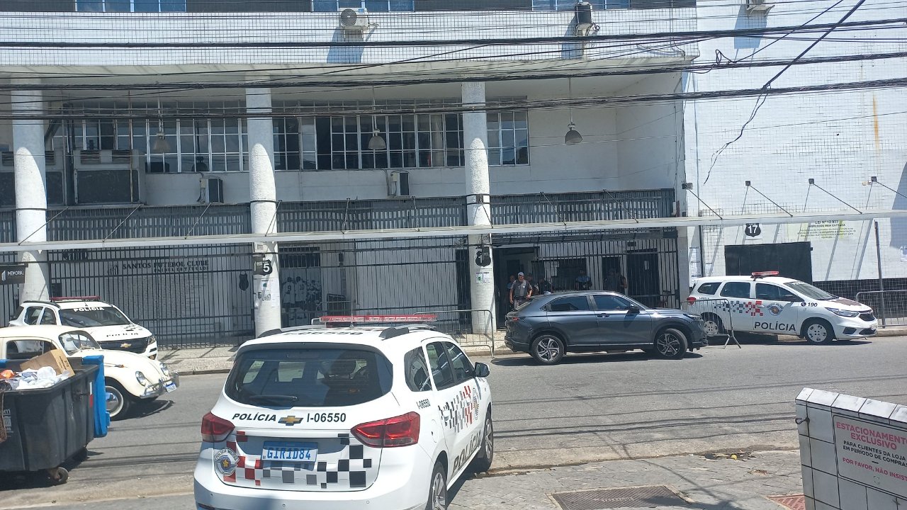 Vila Belmiro foi invadida por torcedores revoltados (foto: Reprodução/Redes Sociais)