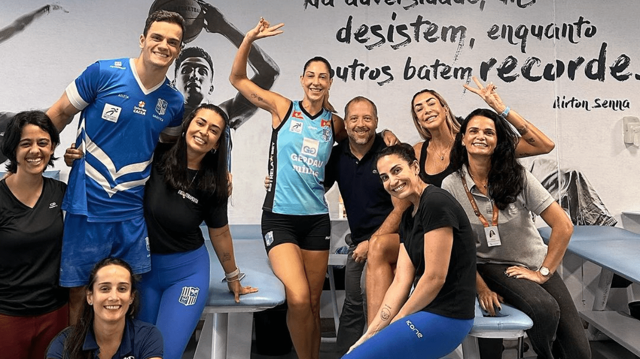 Carol Gattaz, central do Minas, em departamento médico na companhia de colegas de clube (foto: Reprodução Instagram)