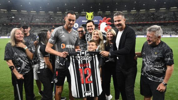 Réver recebeu camisa do Atlético em homenagem (foto: Leandro Couri/EM/D.A Press)