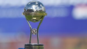 Troféu da Copa Sul-Americana (foto: Divulgação/Conmebol)