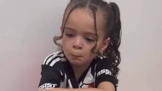 Torcedora mirim do River Plate foi às lágrimas com ida de De La Cruz ao Flamengo (foto: Reprodução/Instagram)