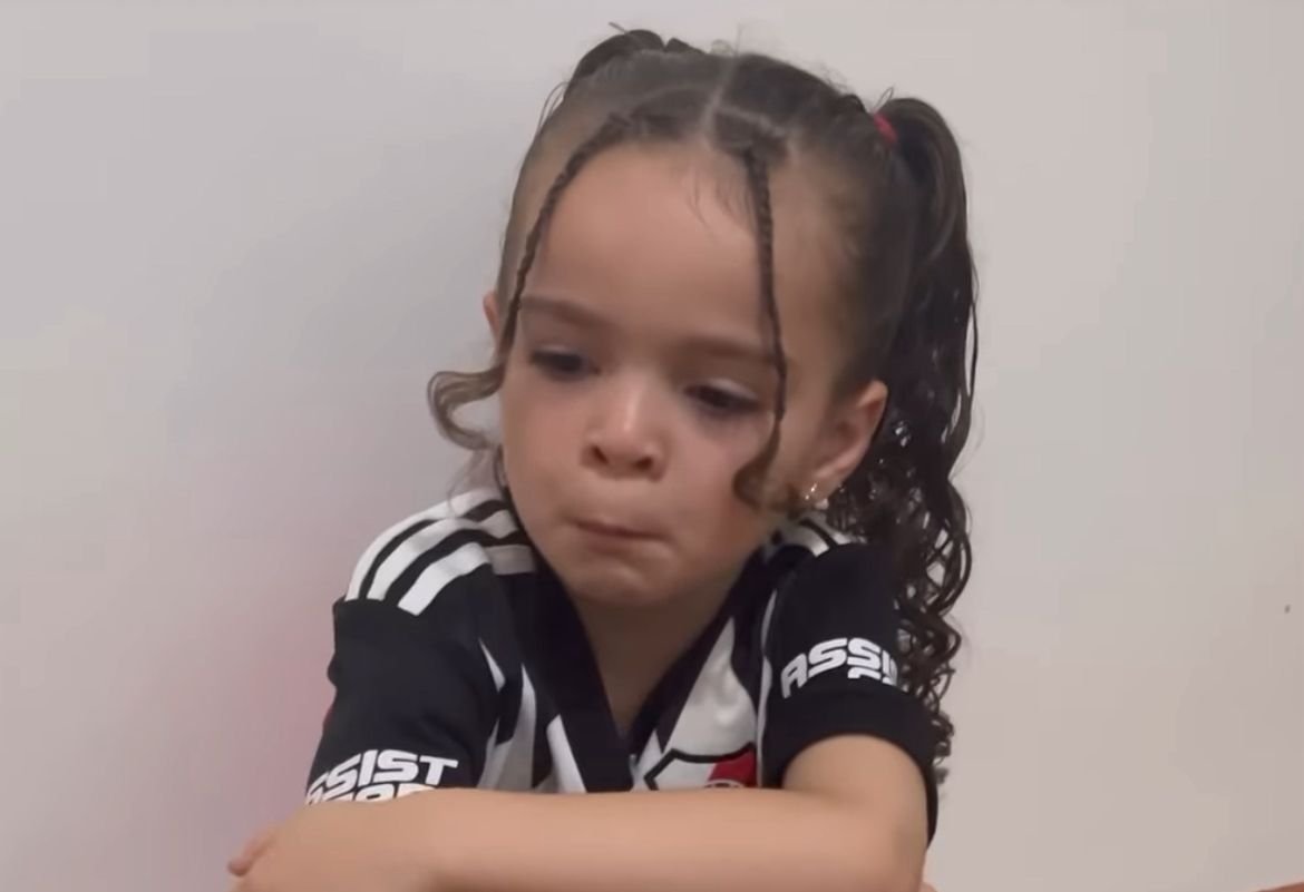 Torcedora mirim do River Plate foi às lágrimas com ida de De La Cruz ao Flamengo (foto: Reprodução/Instagram)