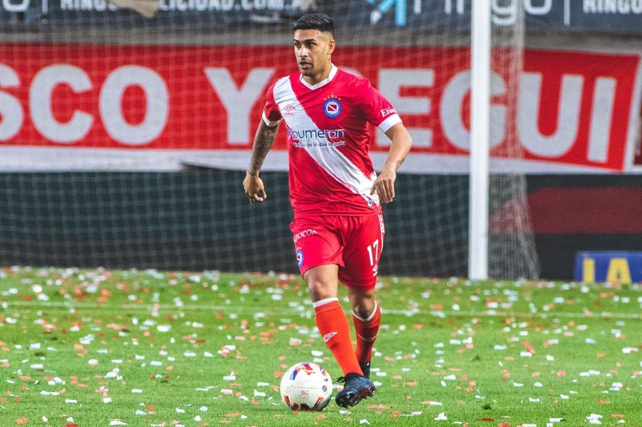 Franco Moyano, meio-campista do Argentinos Juniors que teve casa roubada (foto: Reprodução)