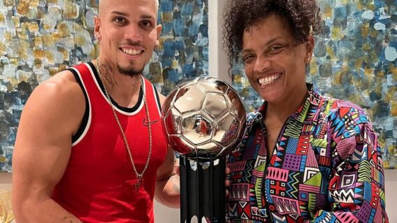 Paulinho, atacante do Atlético, ao lado da tia Flávia Oliveira, apresentadora da GloboNews (foto: Reprodução/Instagram)