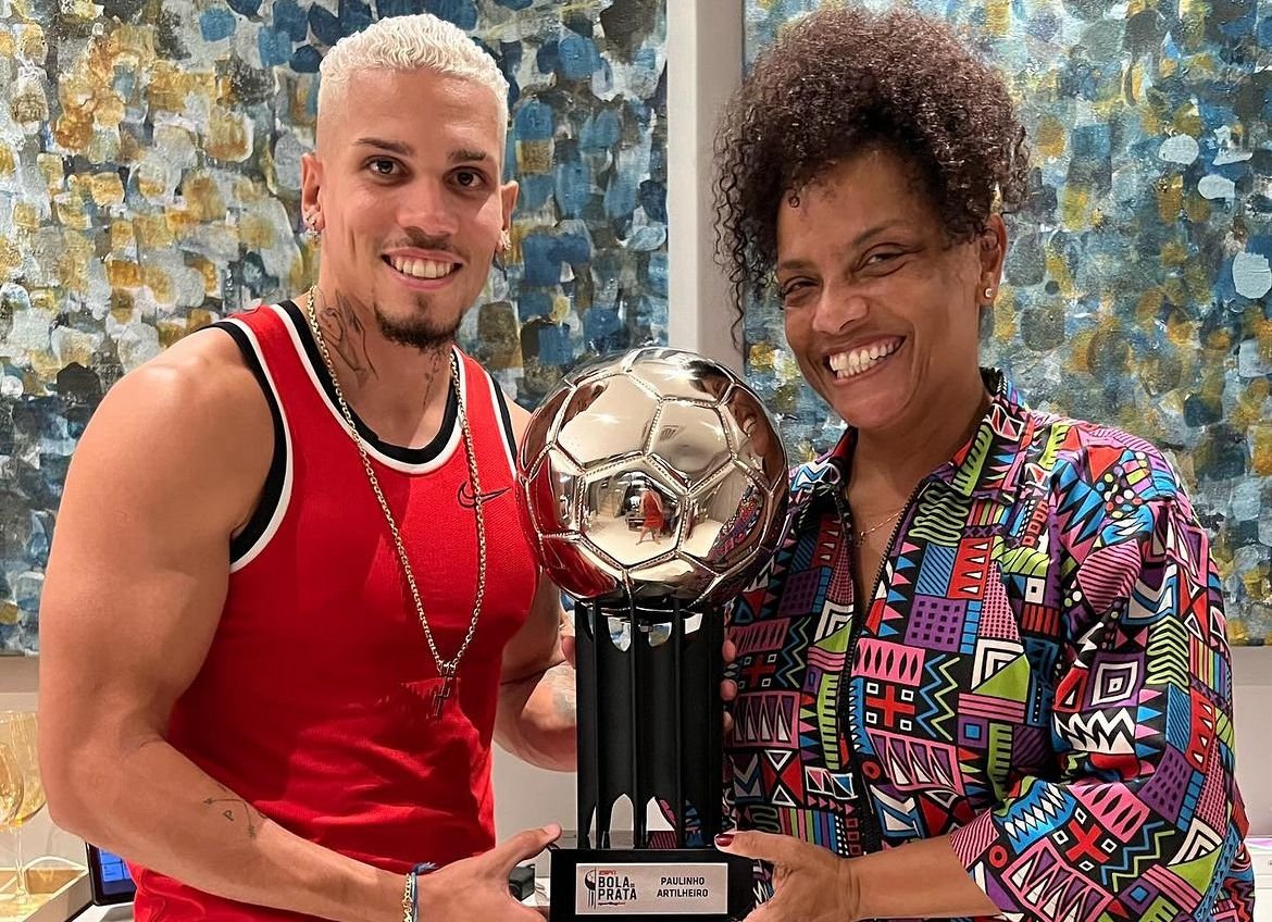 Paulinho, atacante do Atlético, ao lado da tia Flávia Oliveira, apresentadora da GloboNews (foto: Reprodução/Instagram)