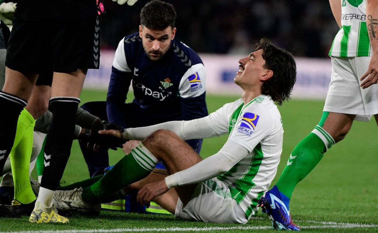 Bellerín se lamenta após entrada dura de Savinho, ex-Atlético, no Campeonato Espanhol (foto: Cristina Quicler/AFP)