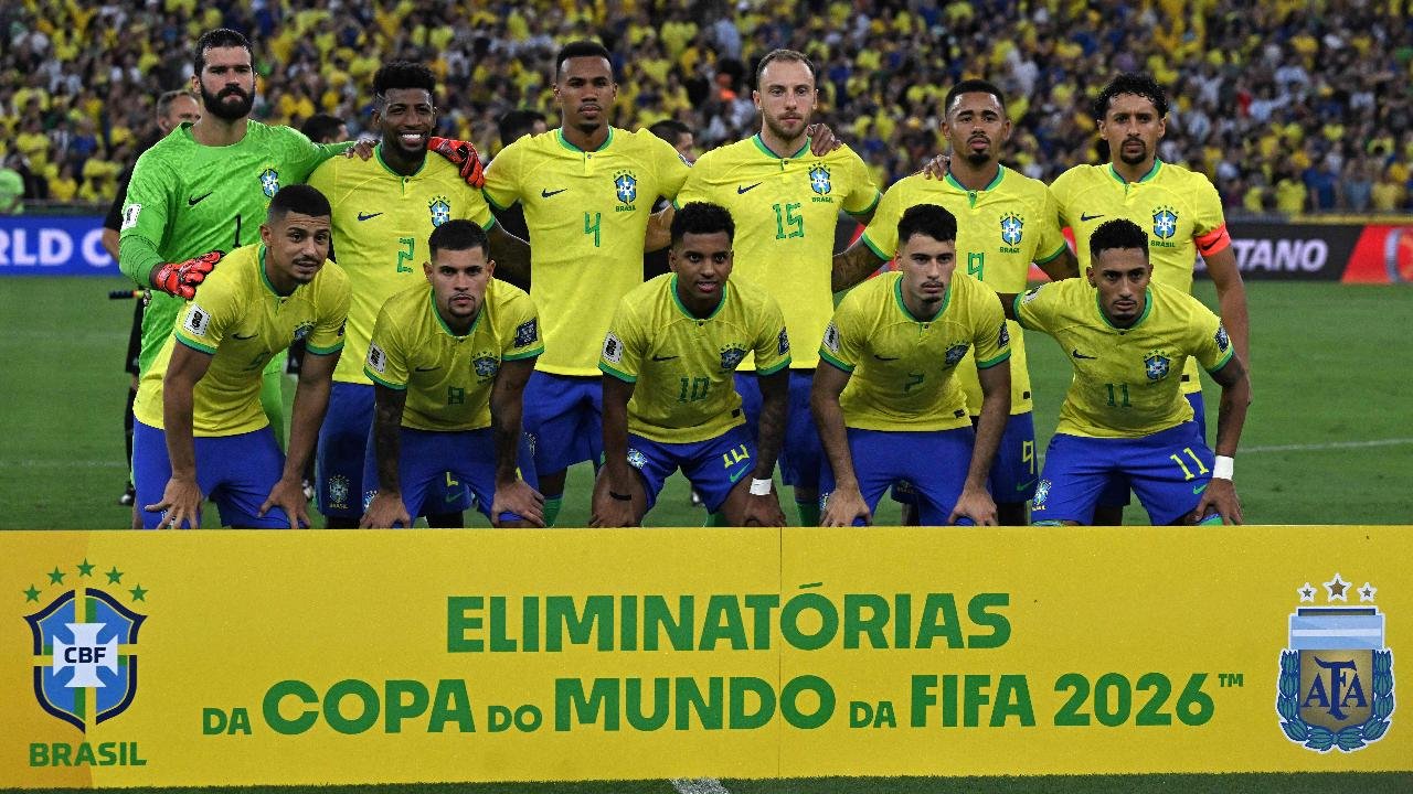Seleção Brasileira posa para foto antes de jogo contra a Argentina (foto: CARL DE SOUZA/AFP)