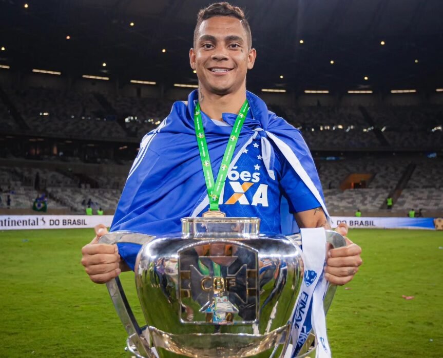 Bryan com o troféu da Copa do Brasil de 2017, vencida pelo Cruzeiro (foto: Divulgação)