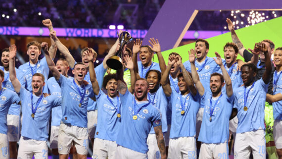 Manchester City ergueu a taça do Mundial de Clubes (foto: AFP)