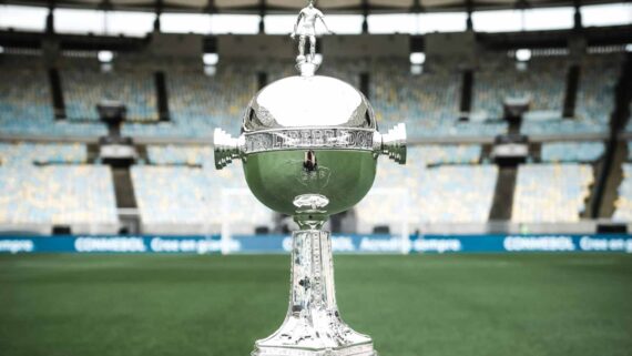 Veja troféu da Copa Libertadores (foto: Divulgação/Conmebol)