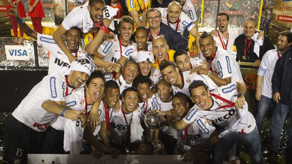 Jogadores do Corinthians comemoram título da Libertadores de 2012 (foto: Divulgação/Corinthians)