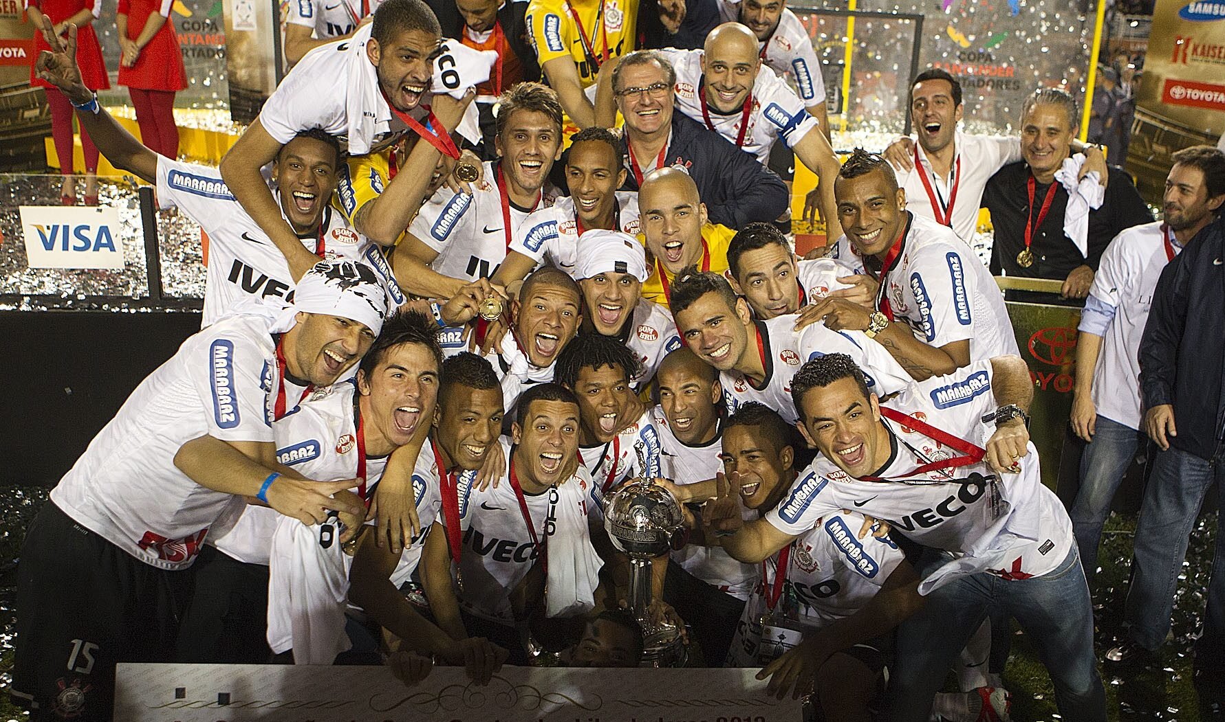 Jogadores do Corinthians comemoram título da Libertadores de 2012 (foto: Divulgação/Corinthians)