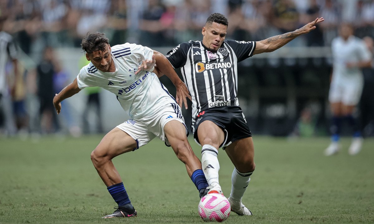 Jogadores de Cruzeiro e Atlético disputam bola em clássico na Arena MRV (foto: Pedro Souza/Atlético)