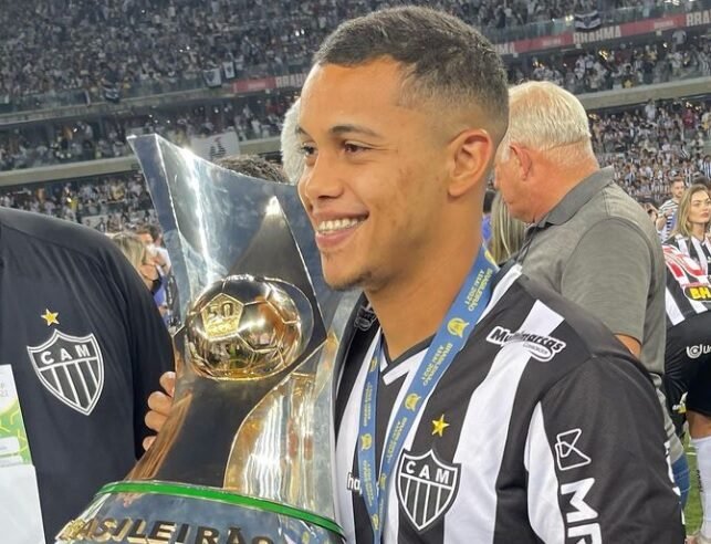 Echaporã com camisa do Atlético e troféu do Campeonato Brasileiro (foto: Reprodução/Instagram)