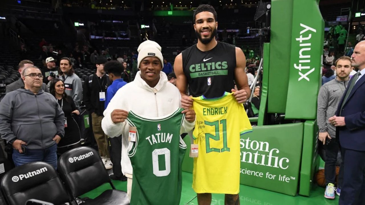 Endrick, atacante do Palmeiras, ao lado de Jayson Tatum, ala do Boston Celtics (foto: Divulgação/Boston Celtics)