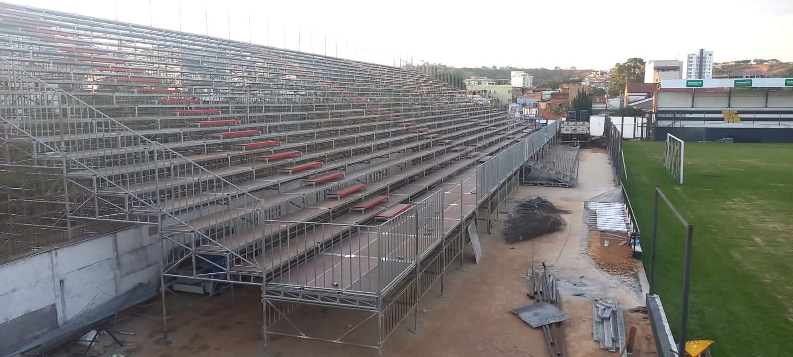 Athletic está instalando arquibancada metálica para aumentar capacidade do estádio - (foto: Reprodução/Redes Sociais)