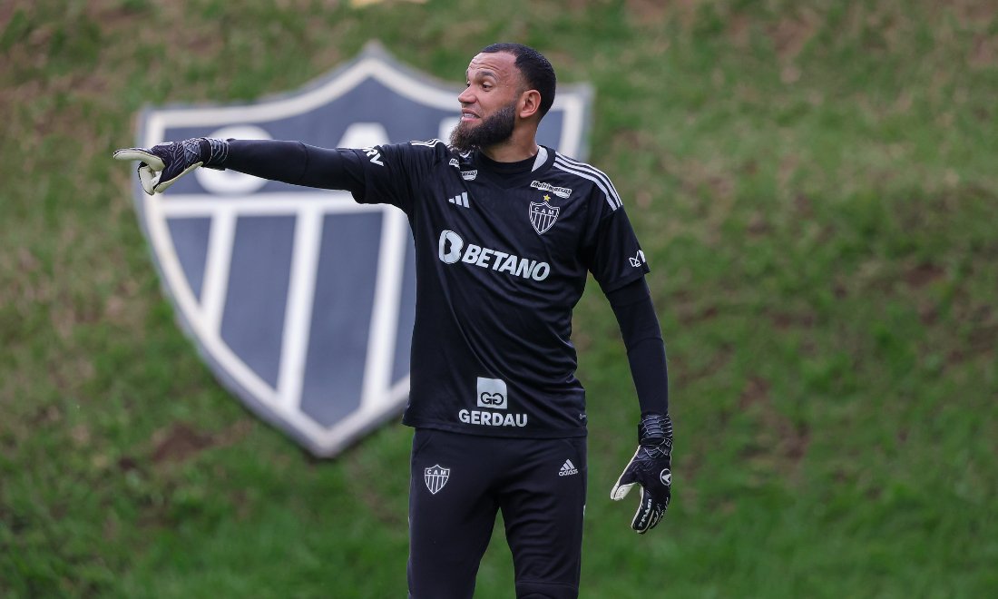 Everson em frente ao escudo do Atlético na Cidade do Galo (foto: Pedro Souza/Atlético)
