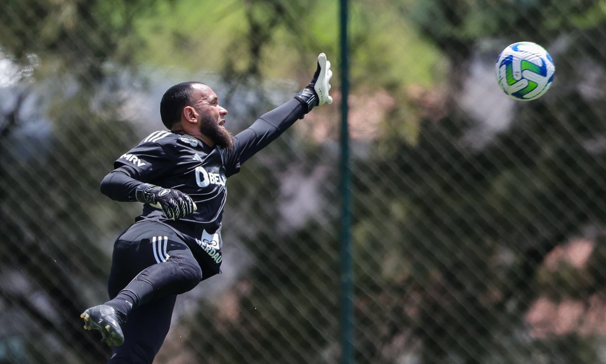 Everson faz defesa em treino do Atlético (foto: Pedro Souza/Atlético)