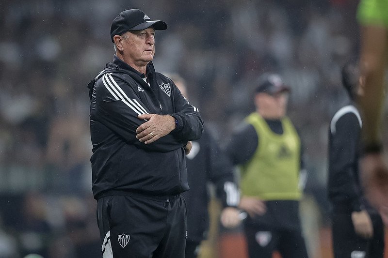 Felipão de braços cruzados e moletom do Atlético (foto: Pedro Souza/Atlético)