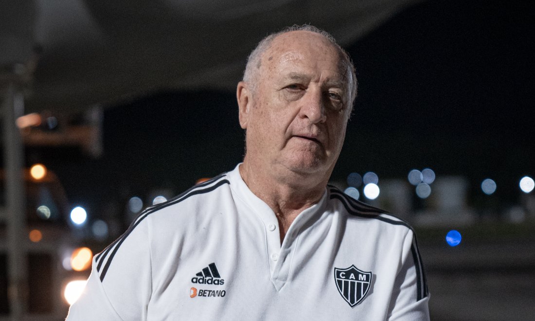 Felipão chega de viagem com delegação do Atlético (foto: Pedro Souza/Atlético)