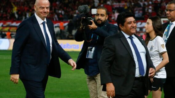 Ednaldo Pereira (à direita), presidente destituído da CBF, é aliado de Gianni Infantino (à esquerda), presidente da Fifa (foto: PAULO PINTO/AFP)