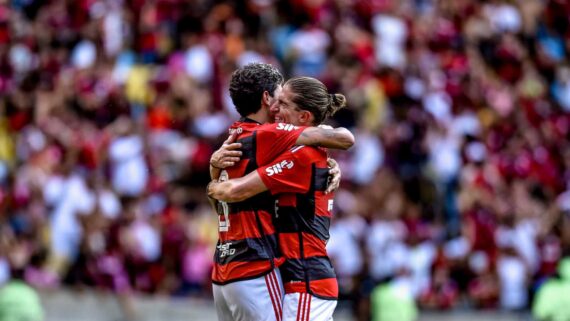 Jogadores do Flamengo se abraçam (foto: Marcelo Cortes/Flamengo)
