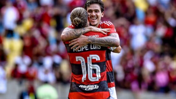 Pedro e Filipe Luís se abraçam em jogo do Flamengo (foto: Marcelo Cortes/Flamengo)