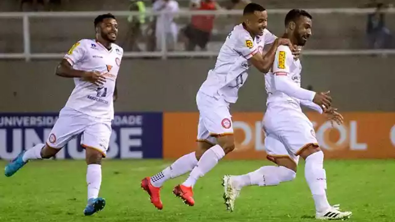 Everton Galdino, último à direita, comemora gol marcado pelo Tombense em 2022 (foto: Victor Souza/Tombense)