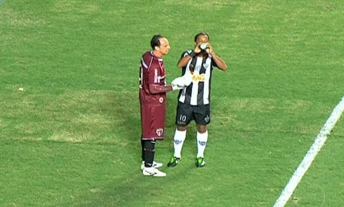 Ronaldinho tomando a água de Rogério Ceni em Atlético x São Paulo, na Libertadores de 2013 (foto: Reprodução)