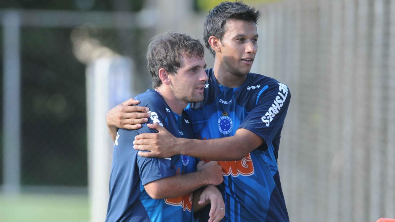 Henrique e Montillo em treino do Cruzeiro (foto: Jorge Gontijo/EM/D.A Press)