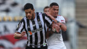 Hulk e Luciano em disputa durante duelo entre Atlético e São Paulo em 2021 (foto: Pedro Souza/Atlético)