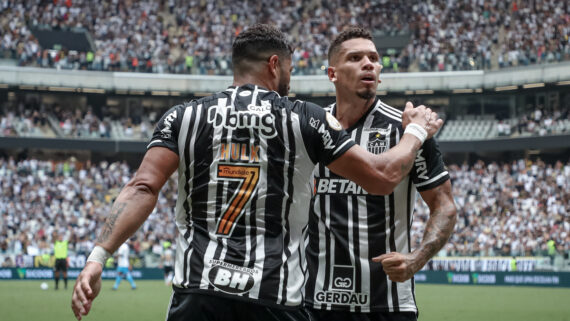 Hulk e Paulinho comemoram gol do Atlético na Arena MRV (foto: Pedro Souza/Atlético)