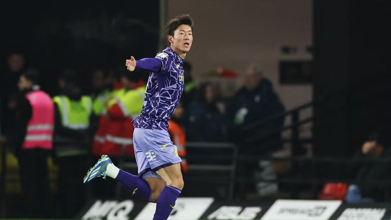 Hwand Ui-jo em ação pelo Norwich, da Inglaterra (foto: AFP)