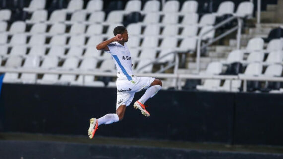 Jean Pyerre comemora primeiro gol como profissional, pelo Grêmio (foto: Reprodução/Instagram)