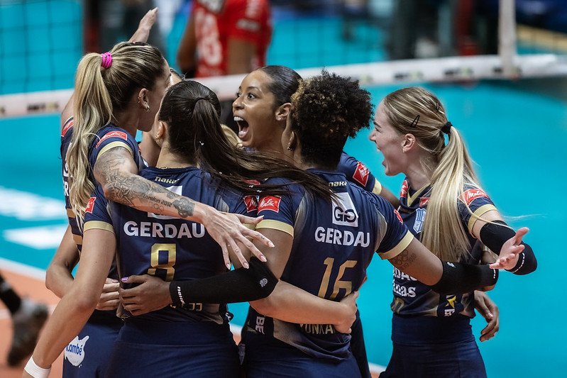 Jogadoras de vôlei do Minas comemoram (foto: Hedgard Moraes/MTC)