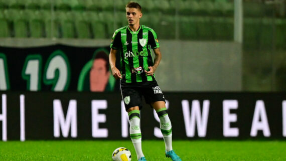 Luan Patrick em jogo pelo América em 2022 (foto: Mourão Panda/América)