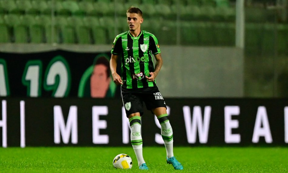 Luan Patrick em jogo pelo América em 2022 (foto: Mourão Panda/América)