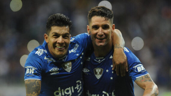 Lucas Romero e Thiago Neves comemoram classificação do Cruzeiro para as quartas da Copa do Brasil em 2019 (foto: Alexandre Guzanshe/EM/D.A Press)