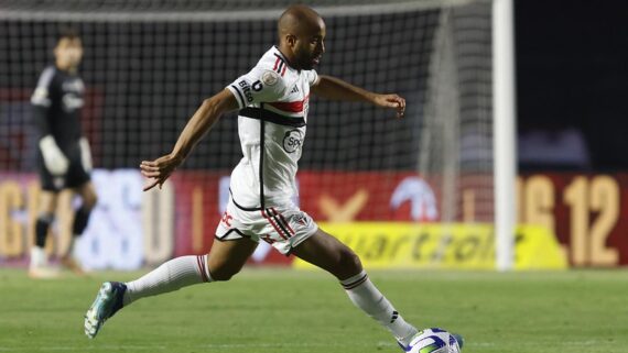 Lucas em ação durante jogo do São Paulo (foto: Rubens Chiri/São Paulo)