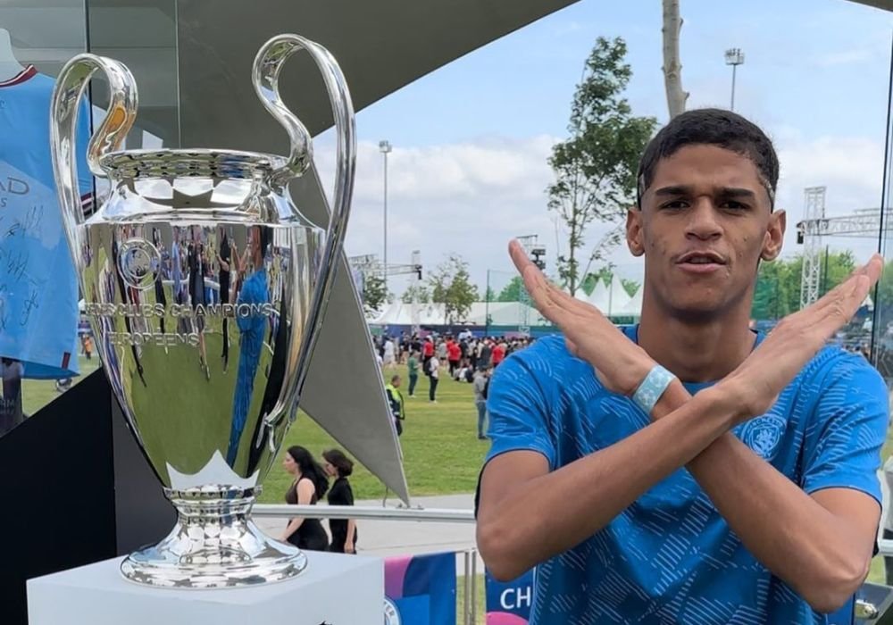 Luva de Pedreiro com a taça da Liga dos Campeões (foto: Reprodução/Redes Sociais)