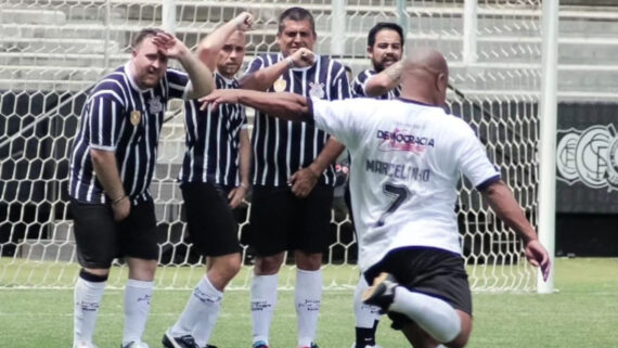 Marcelinho Carioca cobra falta em jogo festivo de lendas do Corinthians (foto: Reprodução/Instagram)
