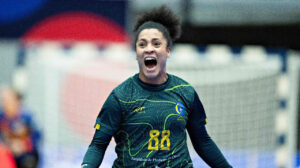 Mariana Costa, atleta da Seleção Brasileira de handebol, durante partida contra a Holanda - Crédito: 