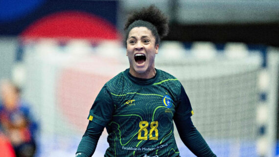 Mariana Costa, atleta da Seleção Brasileira de handebol, durante partida contra a Holanda (foto: HENNING BAGGER/AFP)
