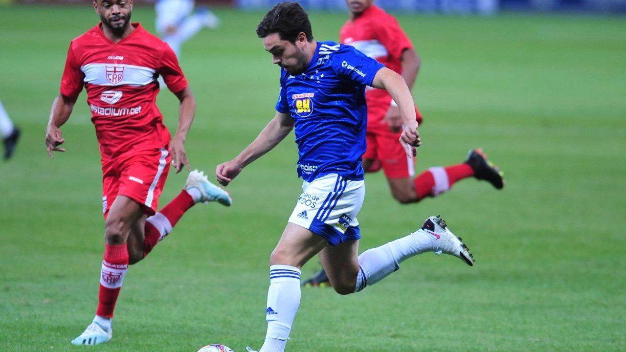 Maurício em ação pelo Cruzeiro, em 2020 (foto: Alexandre Guzanshe/EM/DA Press)