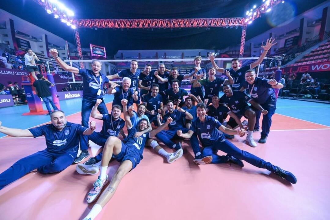 Time do Minas Tênis Clube celebra classificação para final do Mundial de Clubes de Vôlei (foto: Deepu Thomas/FIVB)