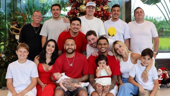 Neymar passou a véspera de Natal ao lado da família e dos amigos (foto: Reprodução)