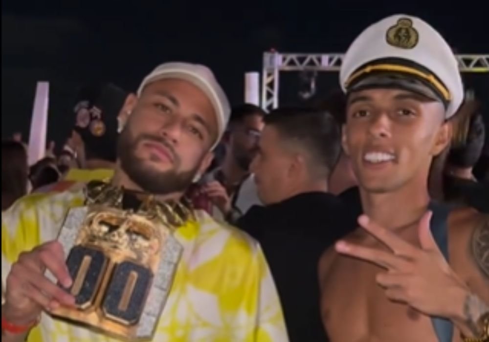 Neymar com o cordão (foto: Reprodução/Redes Sociais)