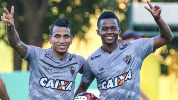Otero (E) foi anunciado pelo Santos; o meia ex-Galo Cazares (D) também deve jogar pelo time em 2024, mas ainda não foi anunciado (foto: Bruno Cantini/Atlético)