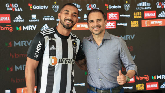 Paulo Henrique e Rodrigo Caetano em apresentação do jogador no Atlético (foto: Pedro Souza/Atlético)
