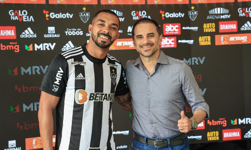 Paulo Henrique e Rodrigo Caetano na apresentação do jogador no Atlético - (foto: Pedro Souza/Atlético)